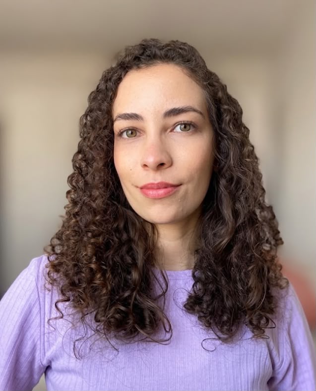 Alessandra Leal, psicóloga, em ambiente acolhedor
